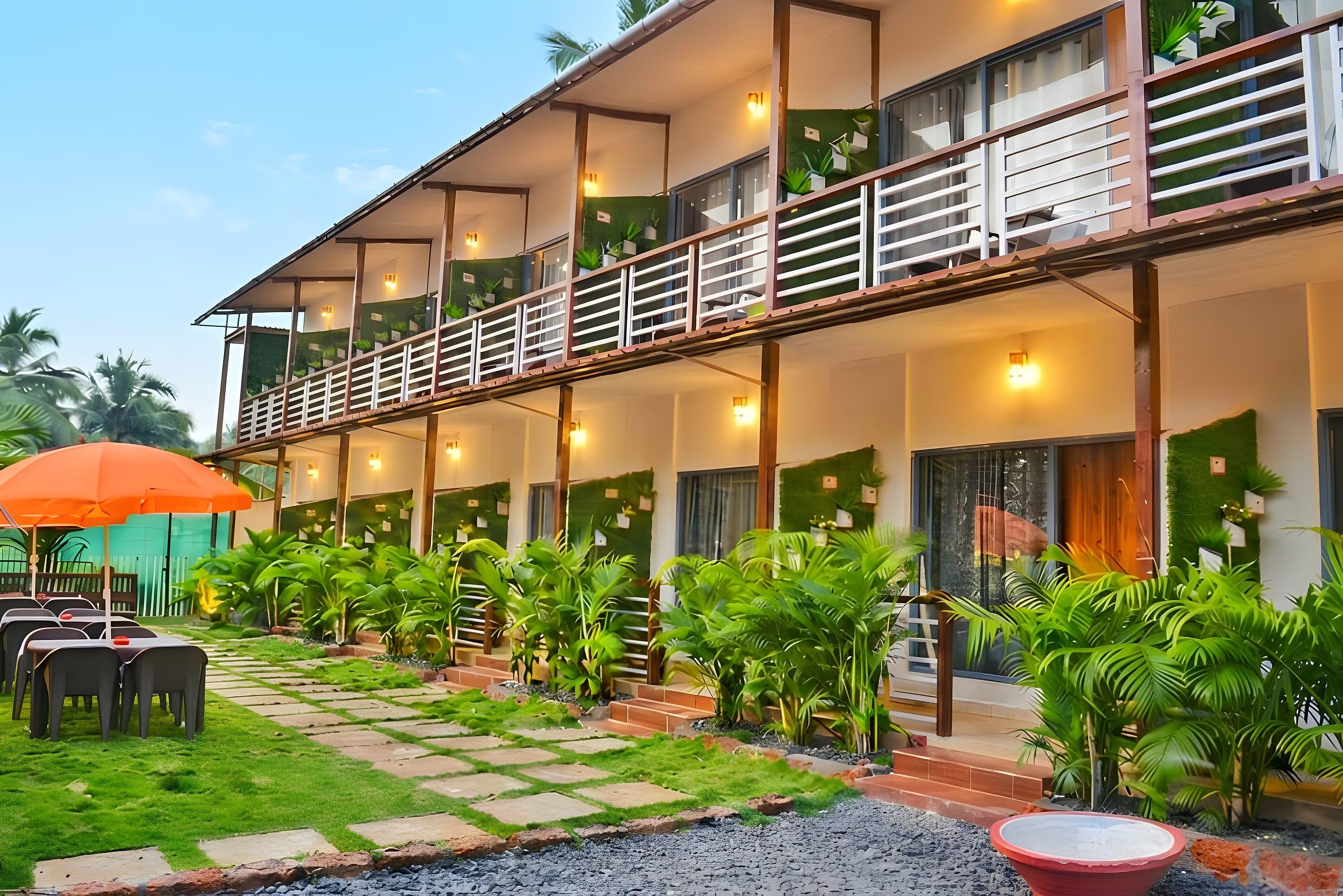 YogiTree Beach Resort & Cafe, Morjim: golden-hour courtyard
