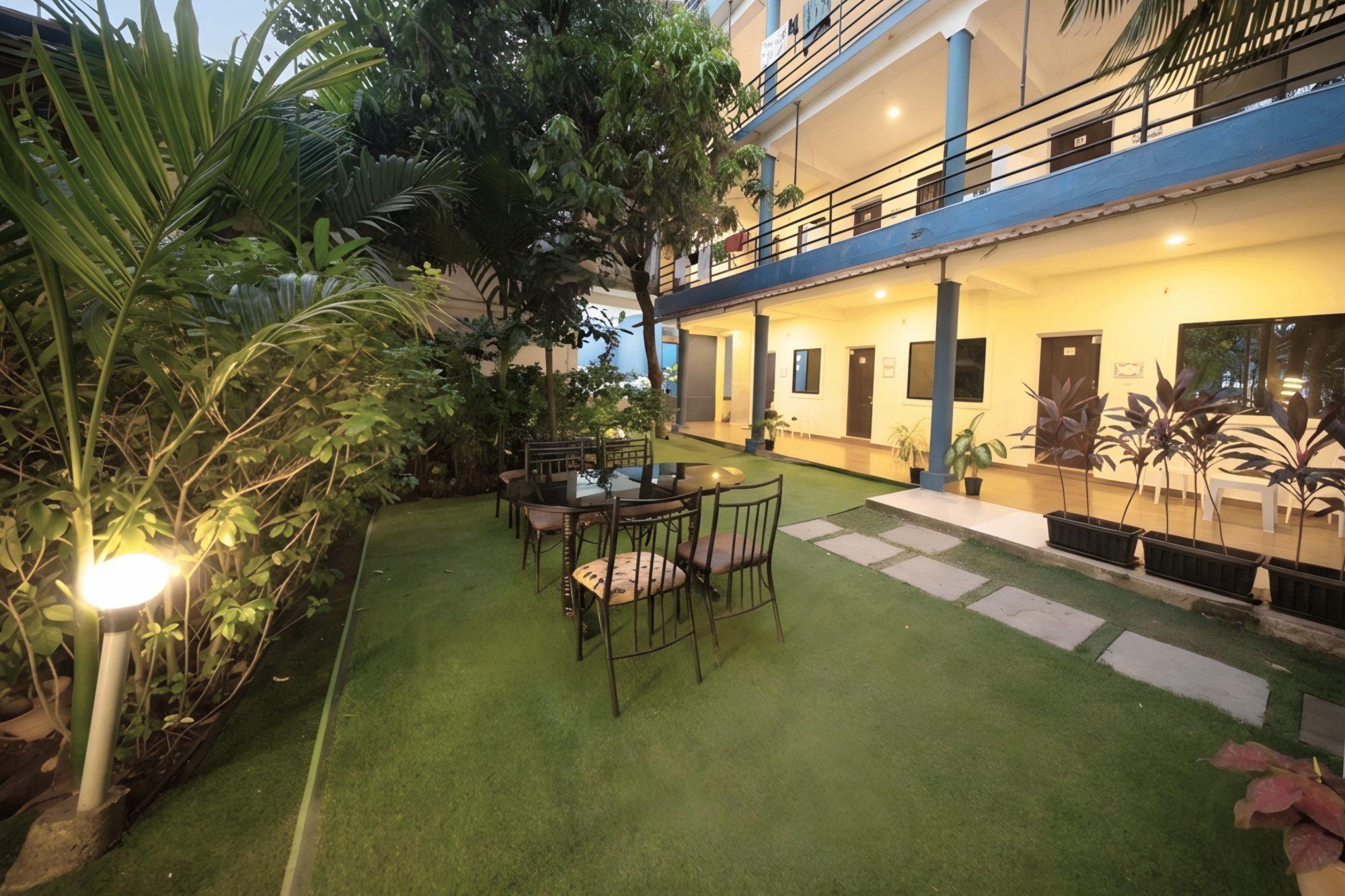 The courtyard at Aqua Wave by YogiTree Hotels at dusk